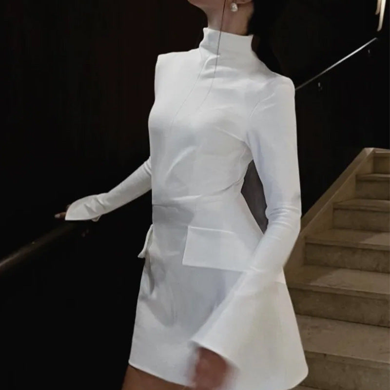 R&B | Schmal geschnittenes, langärmeliges, hüftumspielendes Kleid