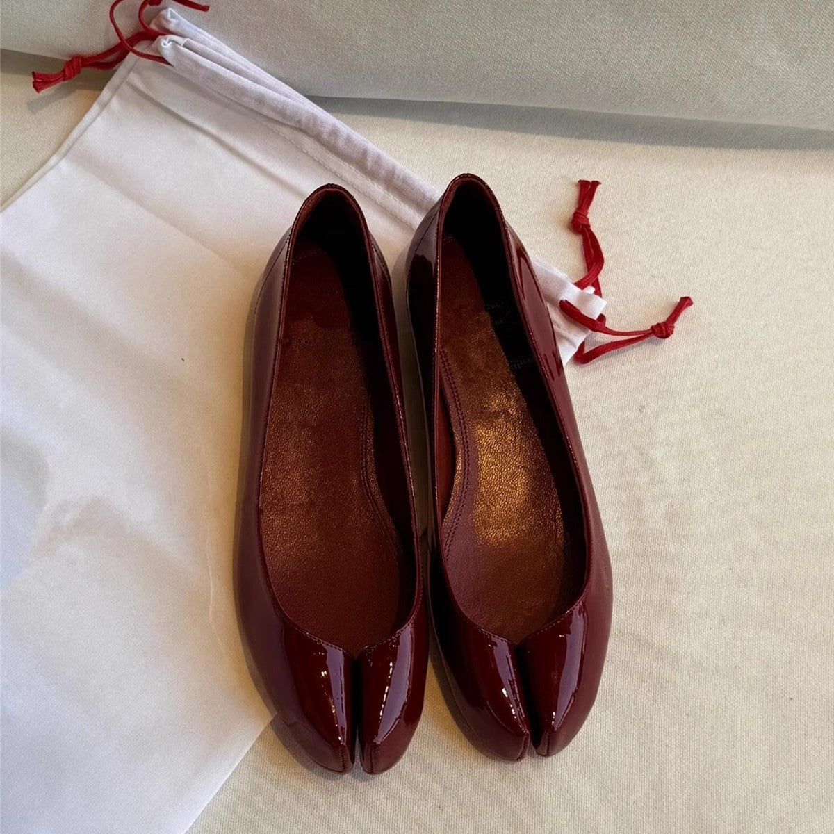 Damen Ballerinas mit elegantem Hochglanz und komfortablem Riemen