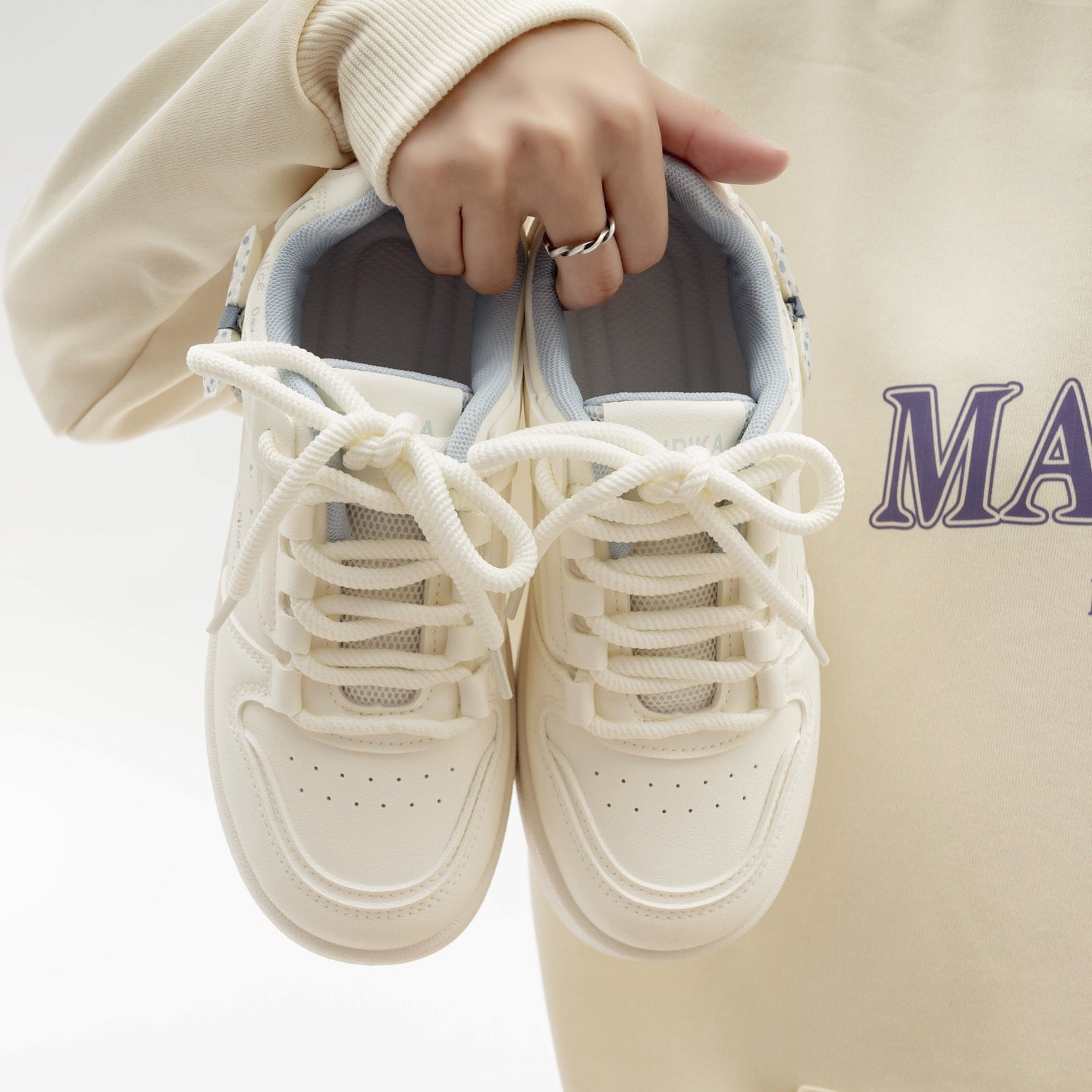 Damen Sneakers mit verspieltem Schleifenmotiv und schöner Applikation