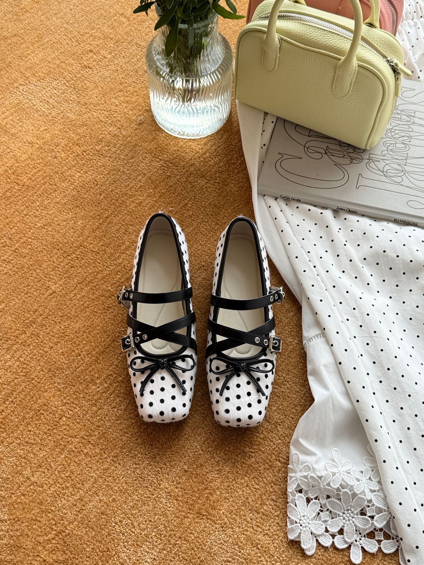 Damen Elegante und feminine Ballerinas mit dekorativen Riemchen und gepunktetem Muster R&B