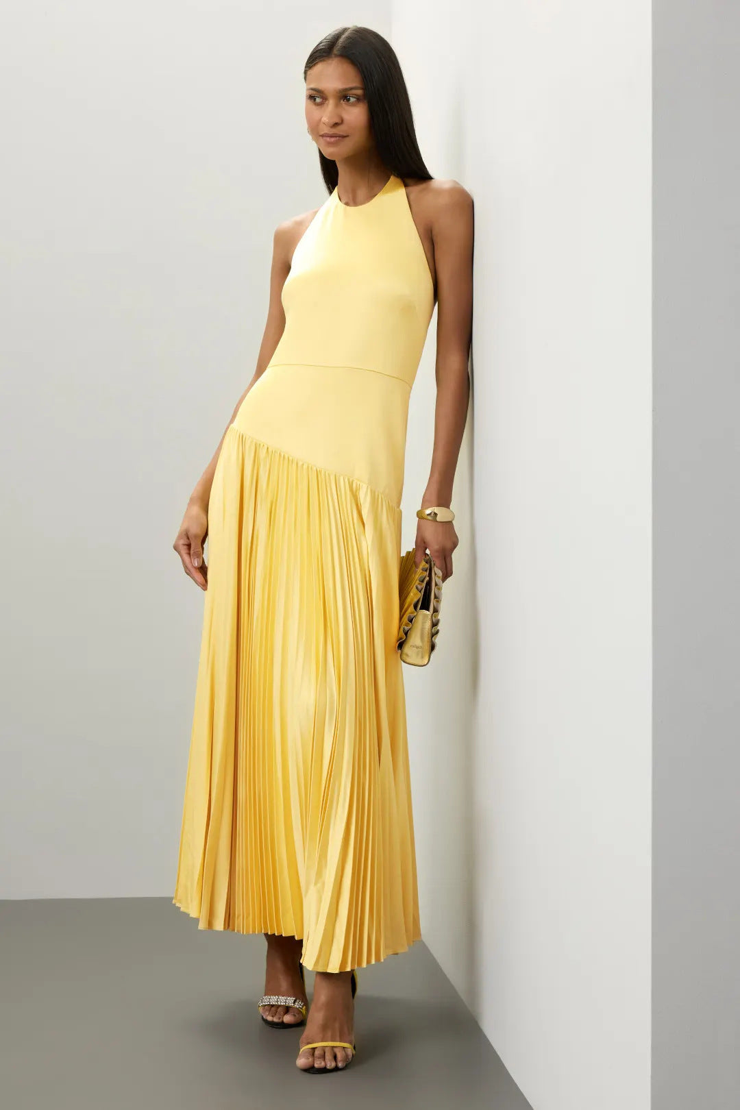 Damen Elegantes Maxi-Kleid mit fließendem Faltenrock und Halterneck-Design R&B