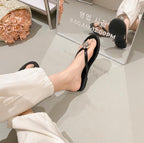 Damen Zehentrenner-Sandalen mit metallischem Akzent und elegantem Riemendesign R&B
