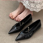 Damen elegante spitze Ballerinas mit dekorativem Kettenriemen