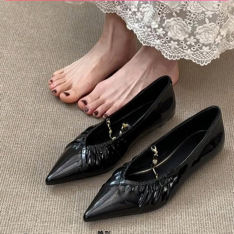 Damen elegante spitze Ballerinas mit dekorativem Kettenriemen