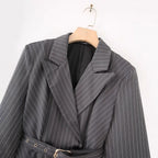 Damen gestreifte Blazerjacke mit definiertem Taillenschnitt und elegantem Gürtel R&B