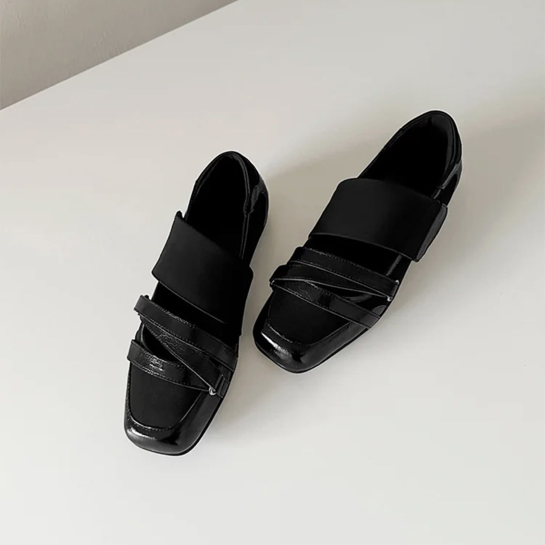 Damen klassische Loafers mit modischen Riemen und glänzenden Akzenten R&B