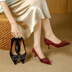 Damen elegante spitze Pumps mit modischem Design und prächtigen Schmuckdetails