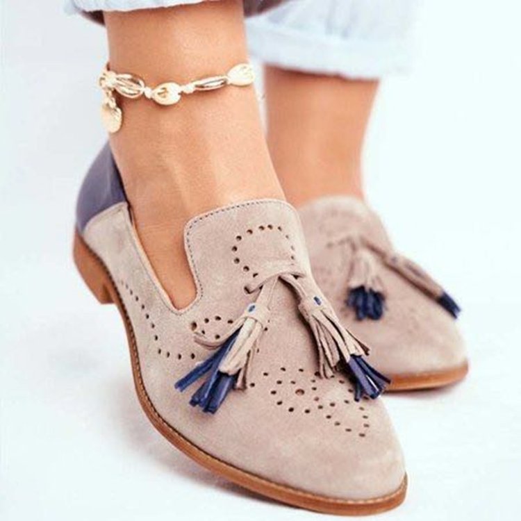 Damen Modische Slipper mit eleganten Quasten und perforiertem Design