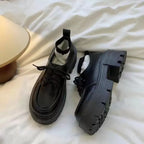 Damen Plateau-Sneaker mit eleganter Lackleder-Optik und kuscheligem Strickkragen