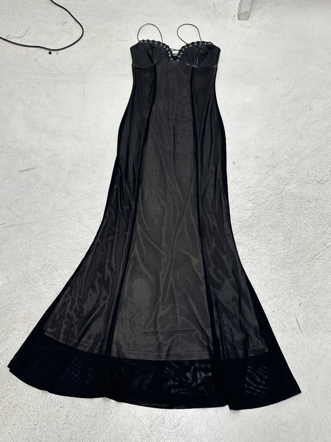 Damen Maxi-Kleid mit verführerischen Spitzeneinsätzen und Rüschendetails R&B