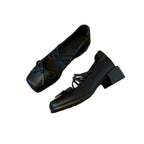 Damen Quadratpumps mit dekorativen Schnürdetails und elegantem Blockabsatz
