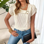 Damen Designermodell mit strukturiertem Oberteil und Knopfdetails