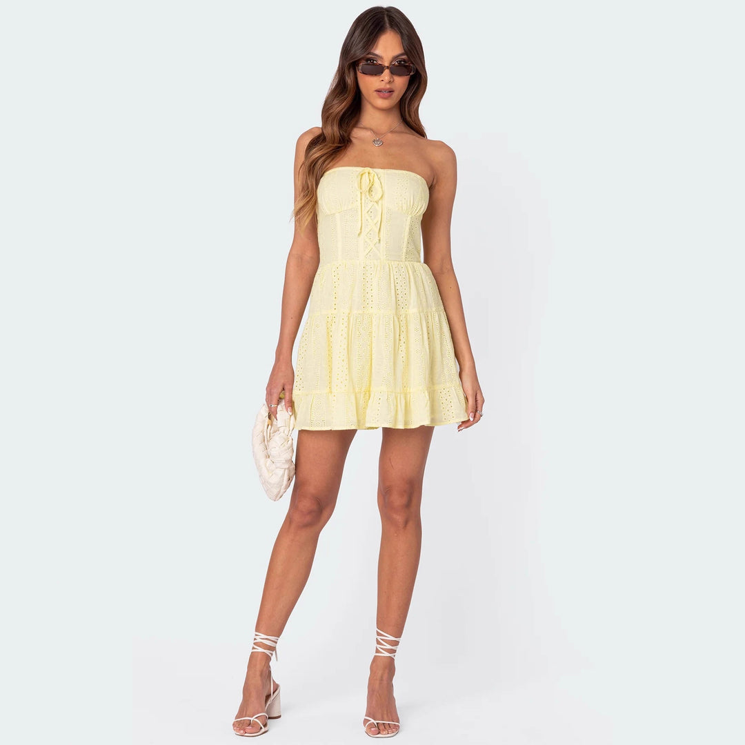 Damen Trägerloses Sommerkleid mit eleganten Lochmustern und Rüschen R&B
