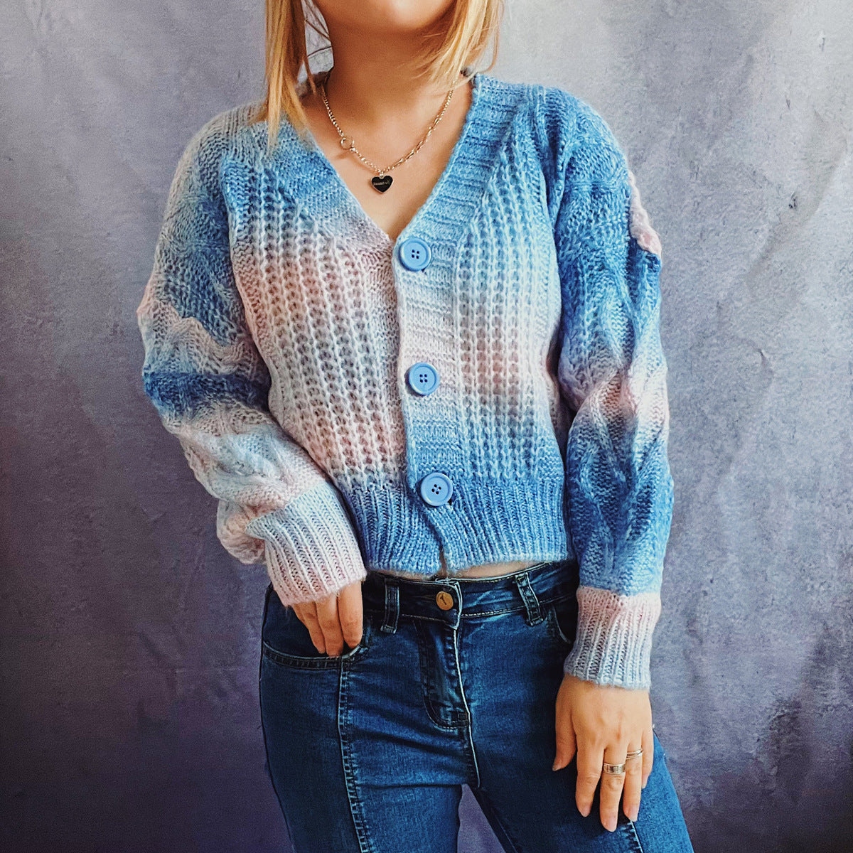 Damen Strickjacke mit romantischem Wellenmuster und Knopfdetails R&B