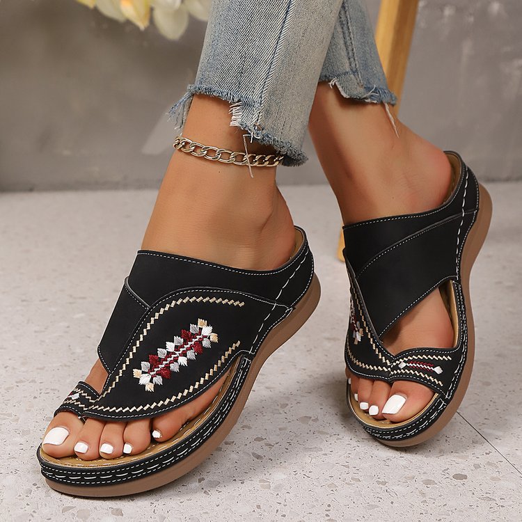 Damen Pantoletten im eleganten Boho-Stil mit komfortabler Fußbettung und aufwendiger Stickerei R&B