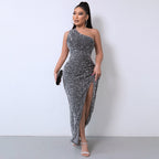 Elegantes Kleid mit One-Shoulder-Pailletten und hohem Schlitz