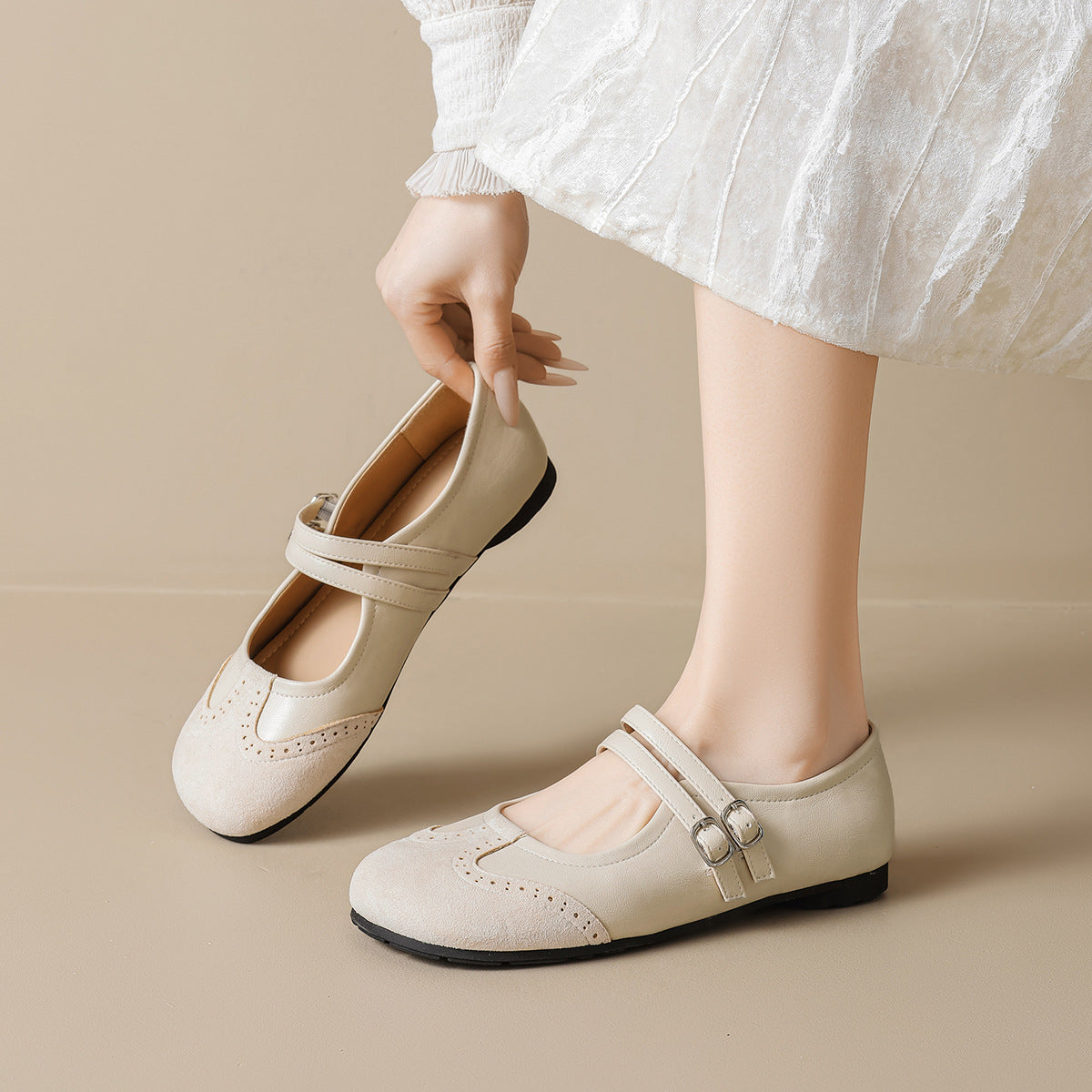 Damen Schuhwerk mit doppeltem Riemen und eleganter Perforation