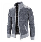 Herren Strickjacke mit hohem Kragen und kariertem Innenfutter