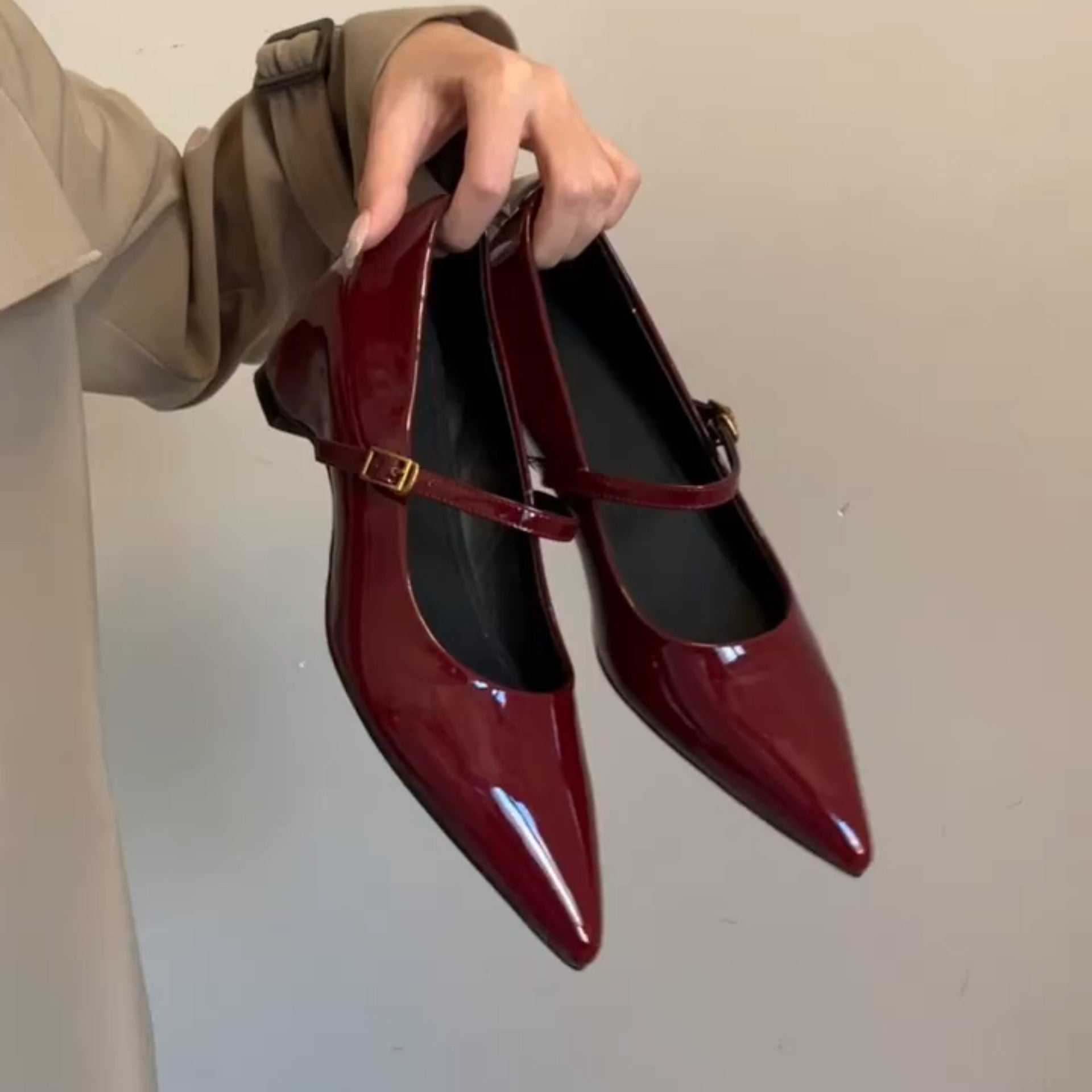 Damen elegante Pumps mit verstellbarem Riemen und spitzem Zehenbereich R&B