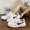 Damen Sportliche Sneaker mit modernem Design und atmungsaktiver Schwarz-Weiß-Kombination R&B