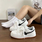 Damen Sportliche Sneaker mit modernem Design und atmungsaktiver Schwarz-Weiß-Kombination R&B