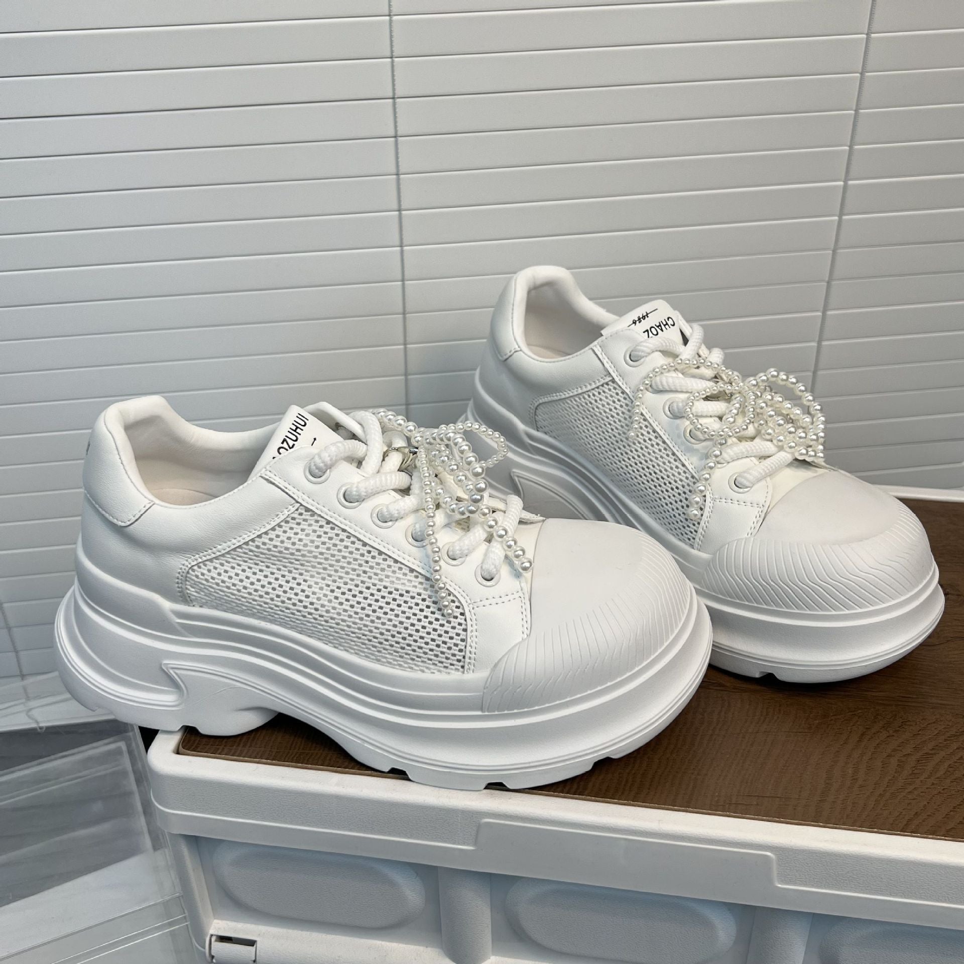 Damen Sportliche Sneakers mit trendigem Mesh-Design und perlenverziertem Schnürsystem R&B