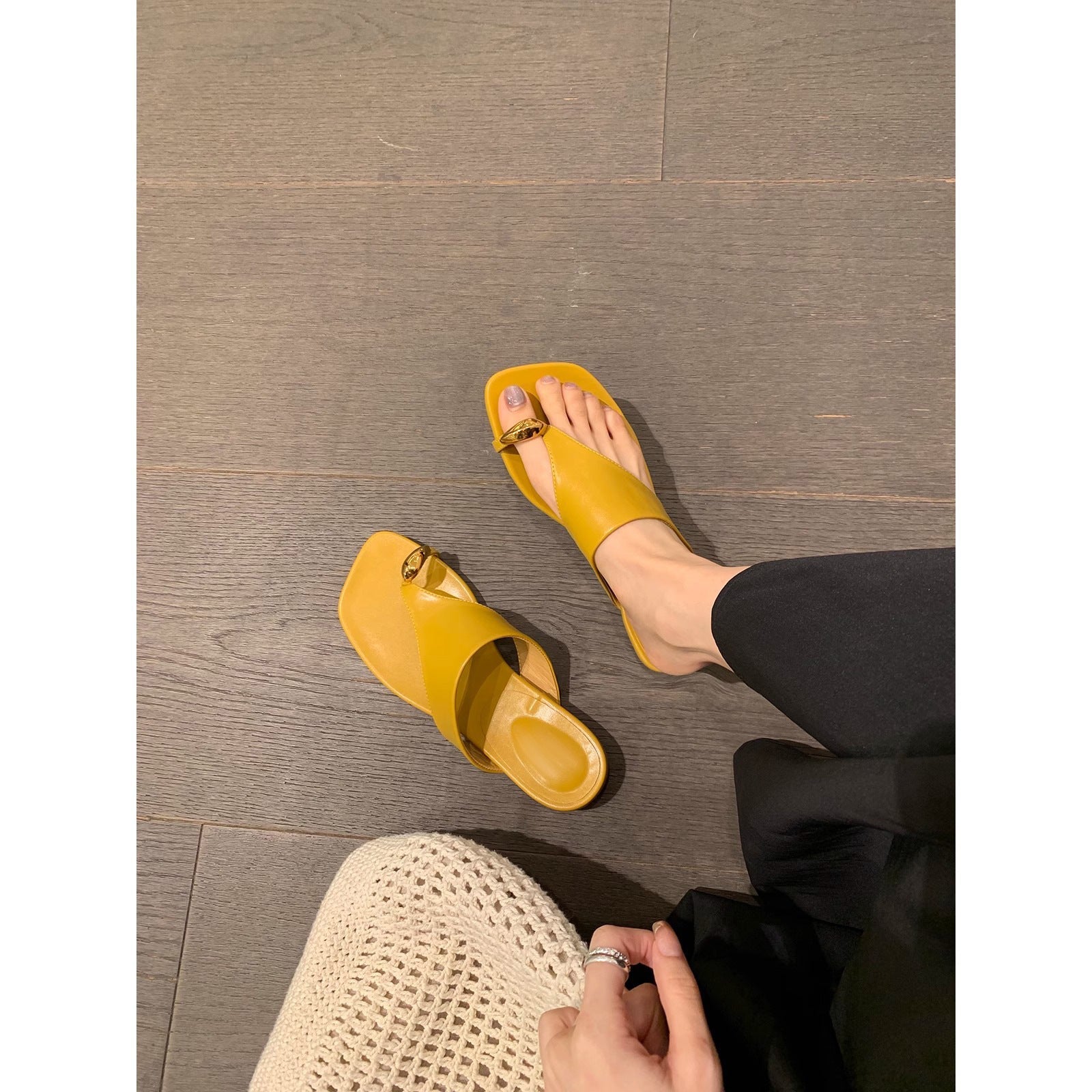 Damen modische Zehentrennersandalen mit eleganter Metallakzent