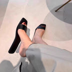 Damen Elegante Slippers mit breitem Riemen und quadratischer Zehenpartie R&B