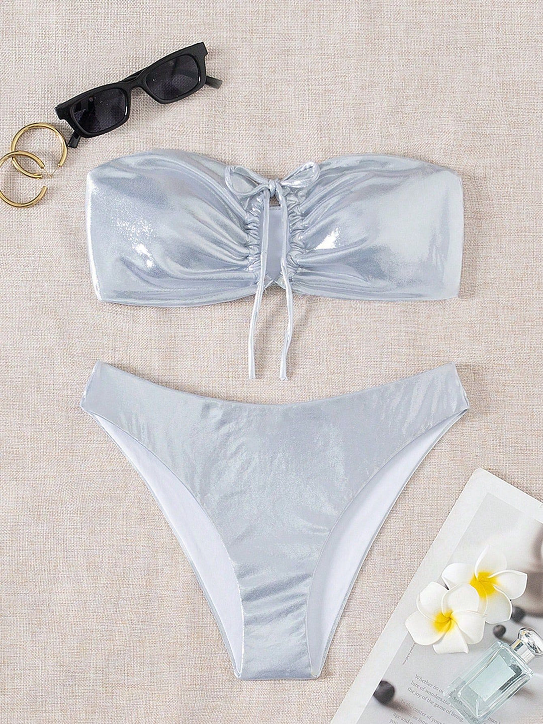 Damen Bandeau-Bikini mit glänzendem Oberteil und hohem Beinausschnitt R&B