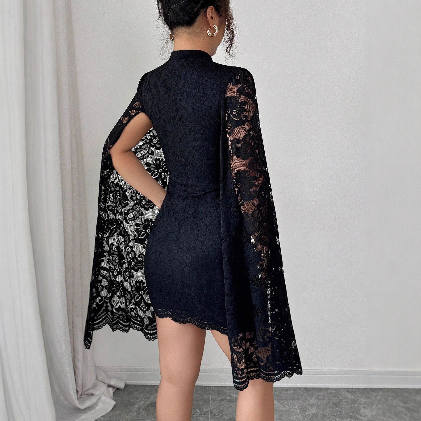 Damen nan tailliertes Spitzen-Minikleid mit hohem Stehkragen und dramatischen Cape-Ärmeln R&B