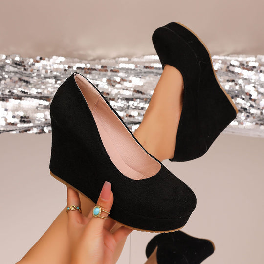 Damen Wedge-Pumps mit zierlichem Riemen und glänzendem Akzent R&B