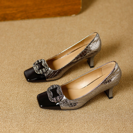 Damen elegante Pumps mit quadratischer Zehenpartie und glanzvollem Schmuckelement R&B