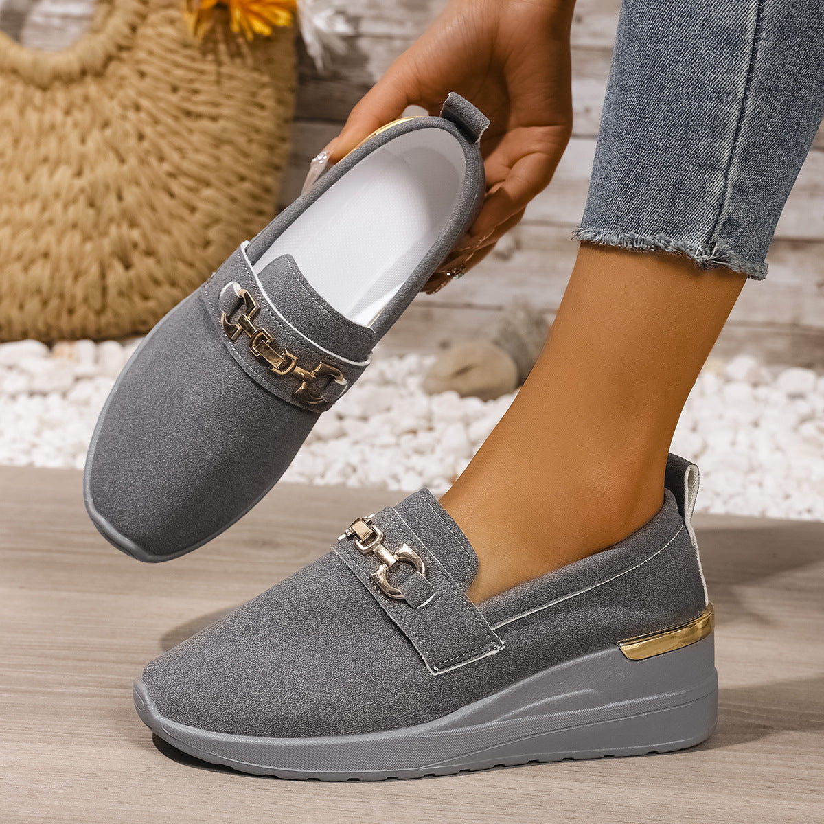 Damen Slip-On Sneakers mit modischem Dekor und dämpfendem Fußbett R&B