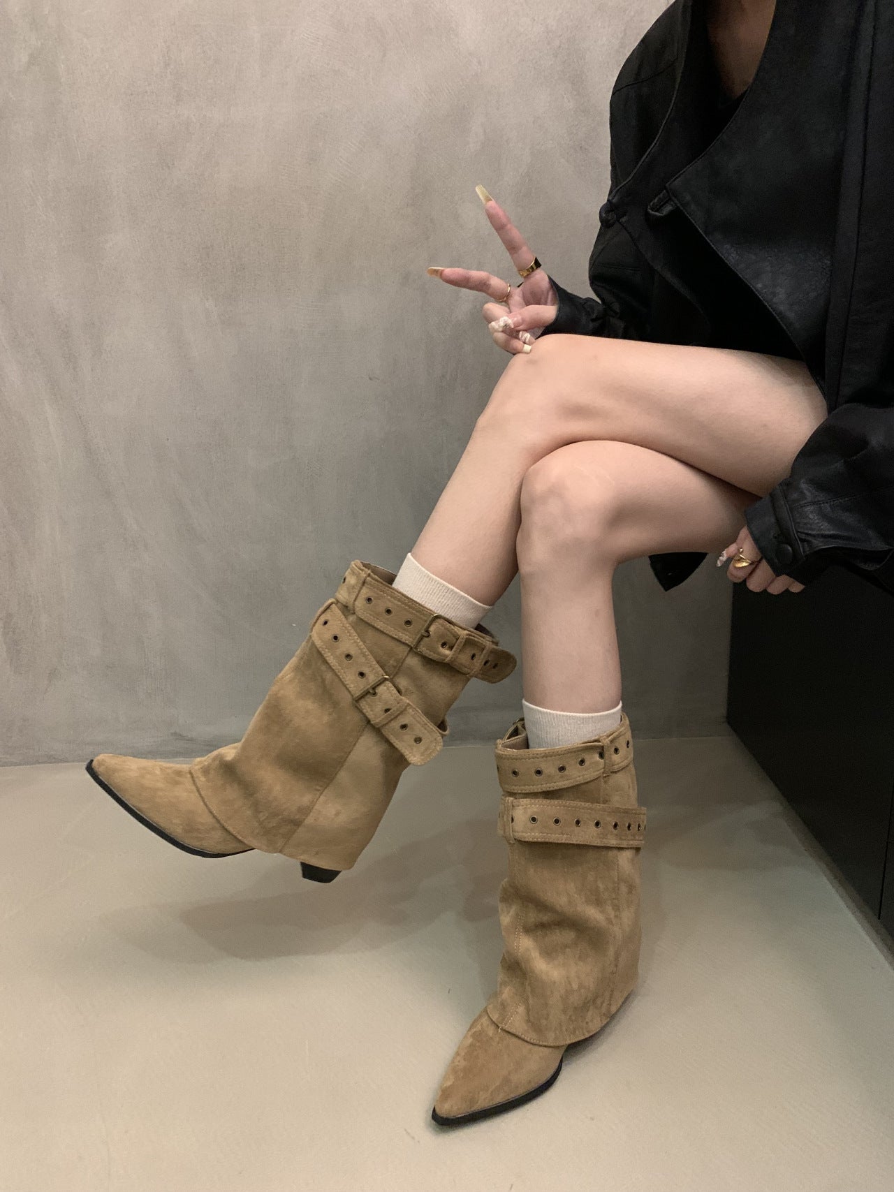 Damen Stiefel mit modischer Schnallenverzierung und schickem Cut-Out R&B
