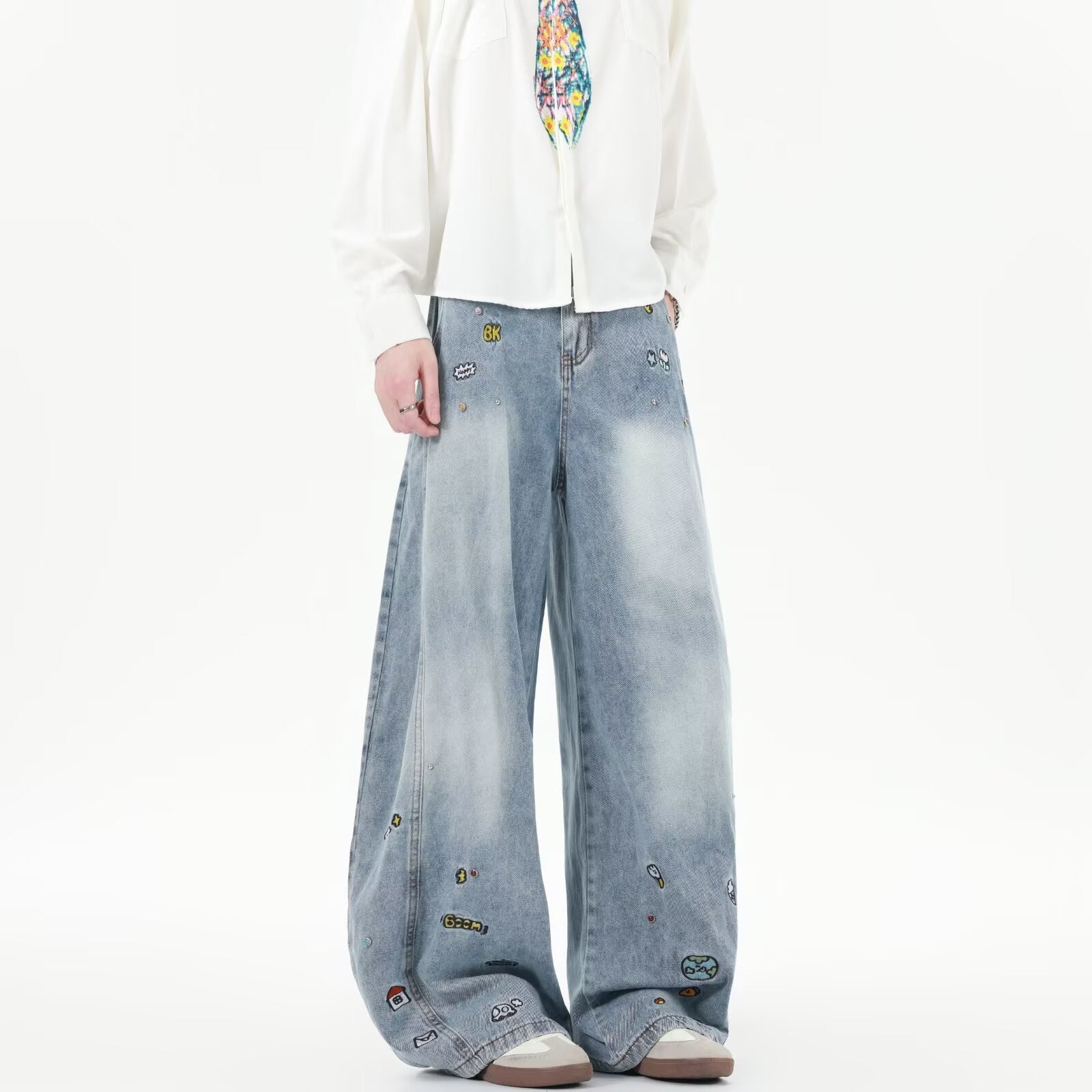 Damen Weit geschnittene Jeans mit bunten Stickereien