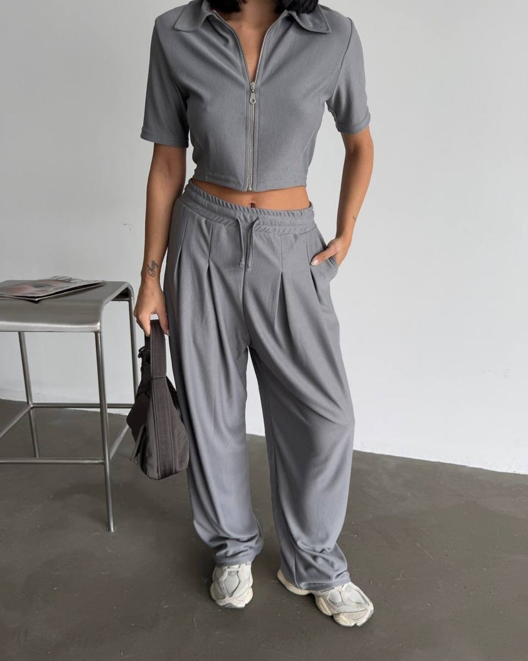Damen sportliches Set mit kurzem Kragen und Reißverschluss R&B