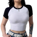 Damen Crop-T-Shirt mit R&Brnem Raglan-Schnitt und figurbetontem Design R&B