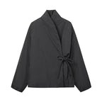 Damen modische Übergangsjacke mit hohem Kragen und Bindegürtel R&B