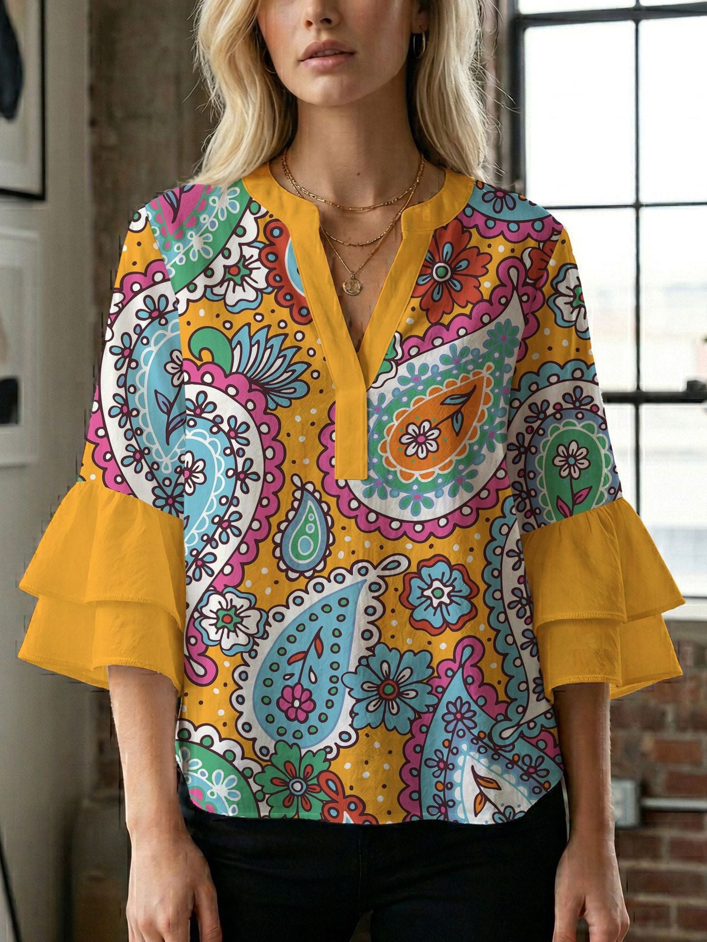 Damen Bluse mit voluminösen Flügelärmel und intensivem Blattmuster