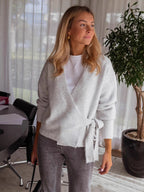 Damen Wickelstrickjacke mit dekorativem Bindegürtel und lässigem Schnitt R&B
