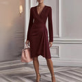 Damen nan elegantes Etuikleid mit V-Ausschnitt, seitlicher Drapierung und figurfreundlicher Raffung R&B