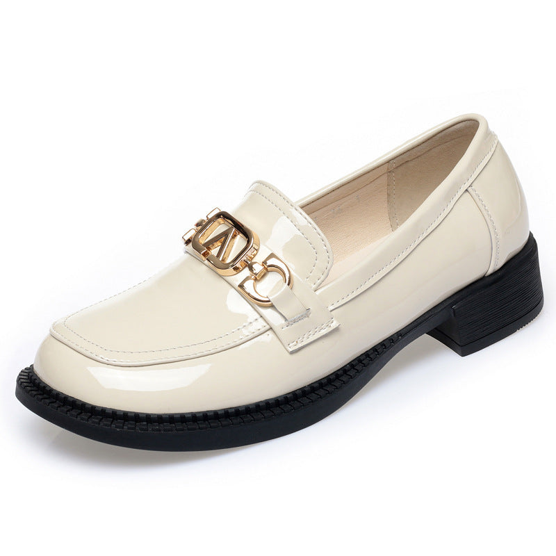 Damen Elegante Mokassins mit glänzendem Lackfinish und modischem Kettenakzent R&B