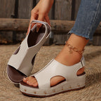Damen Wedge Sandalen mit modischem Cut-out und elegantem Nietenrand R&B