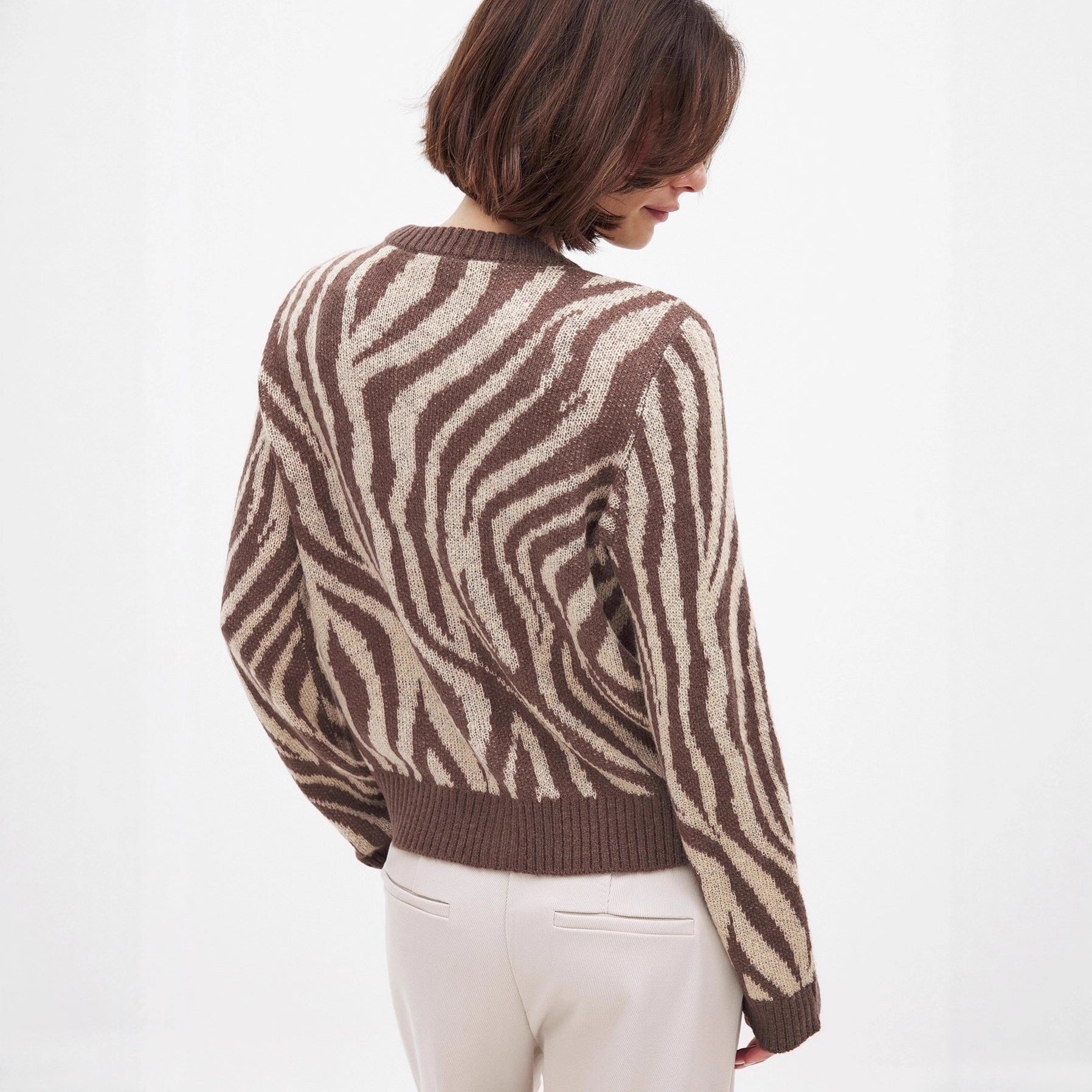 Damen Strickjacke mit elegantem ZR&Bradesign und Knopfdetails R&B