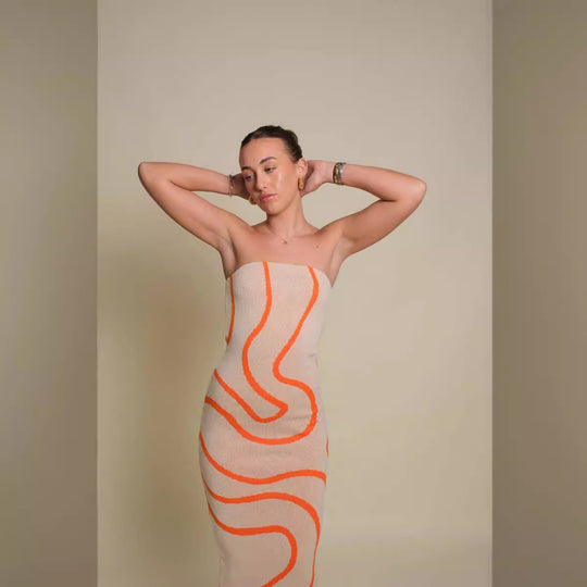 Damen Maxikleid im trendigen Silhouette mit asymmetrischem Design und dekorativen Linien R&B