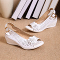 Damen Wedge-Sandaletten mit floralem Cut-Out-Design und komfortablem Fersenriemen R&B