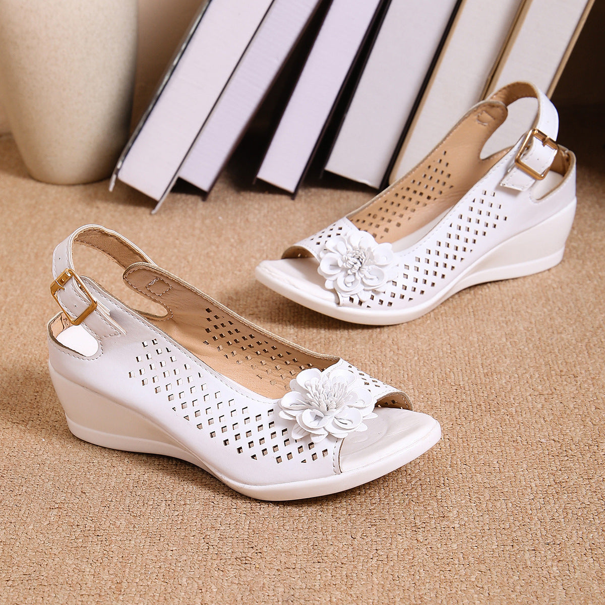 Damen Wedge-Sandaletten mit floralem Cut-Out-Design und komfortablem Fersenriemen R&B