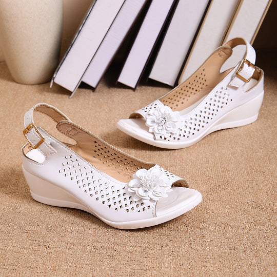 Damen Wedge-Sandaletten mit floralem Cut-Out-Design und komfortablem Fersenriemen R&B