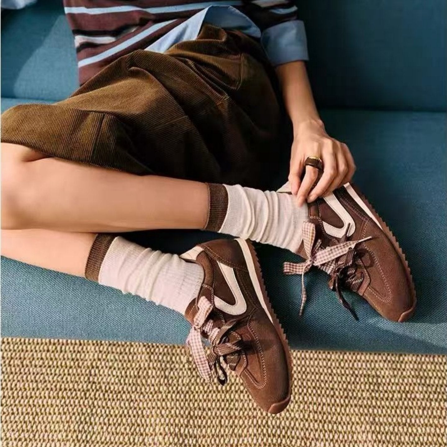 Damen Retro Sneakers mit hochwertigem Wildleder und modischem Riemen R&B