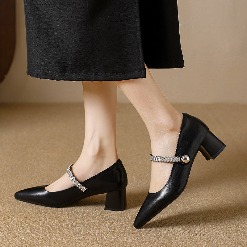 Damen spitze Pumps mit verziertem Riemchen und elegantem Blockabsatz